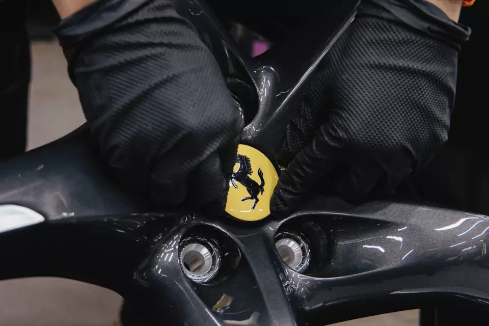 Фирменный шиномонтаж на стендах Hunter для Ferrari Purosangue